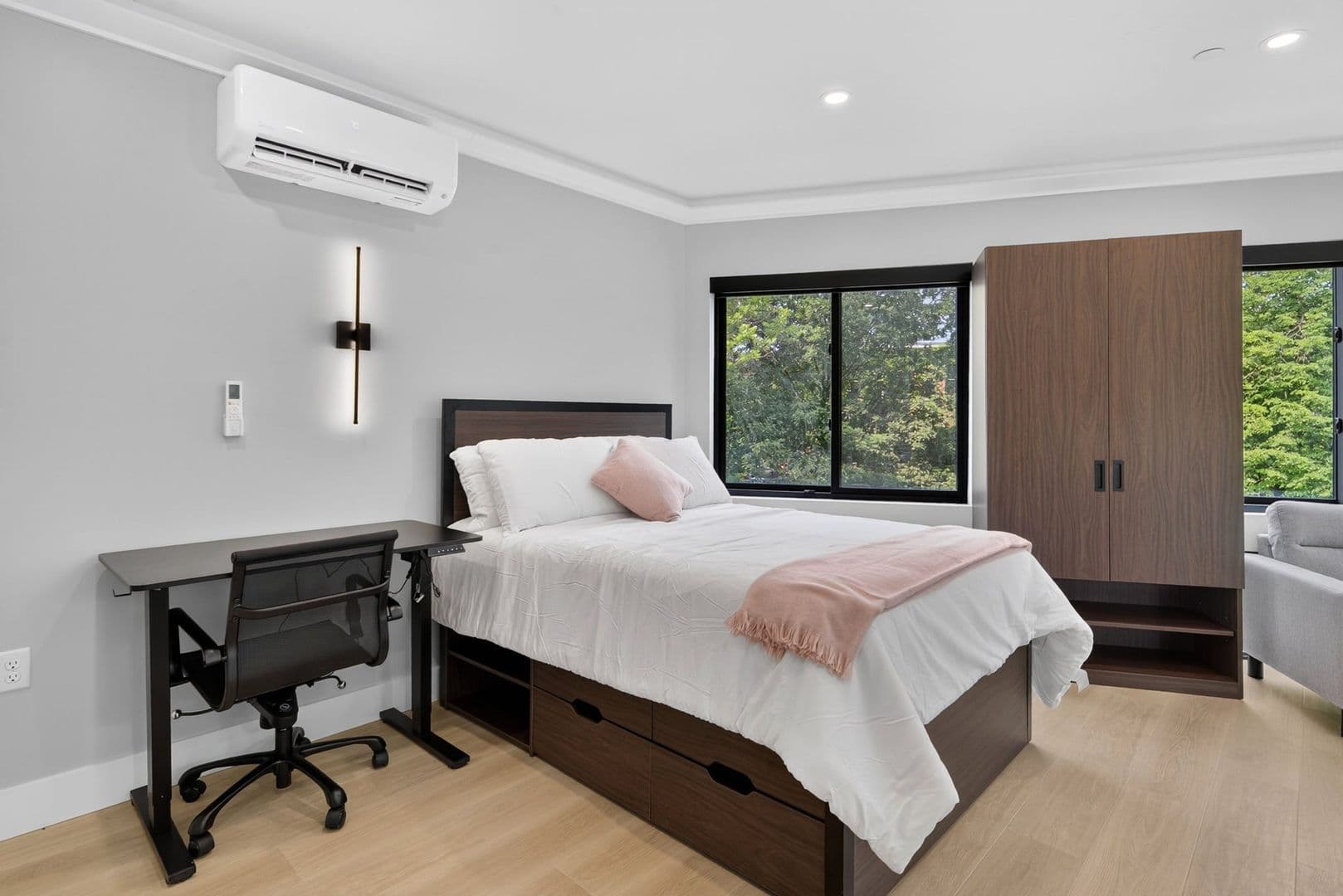 Ithaca Apartment: 201 Oak Avenue
