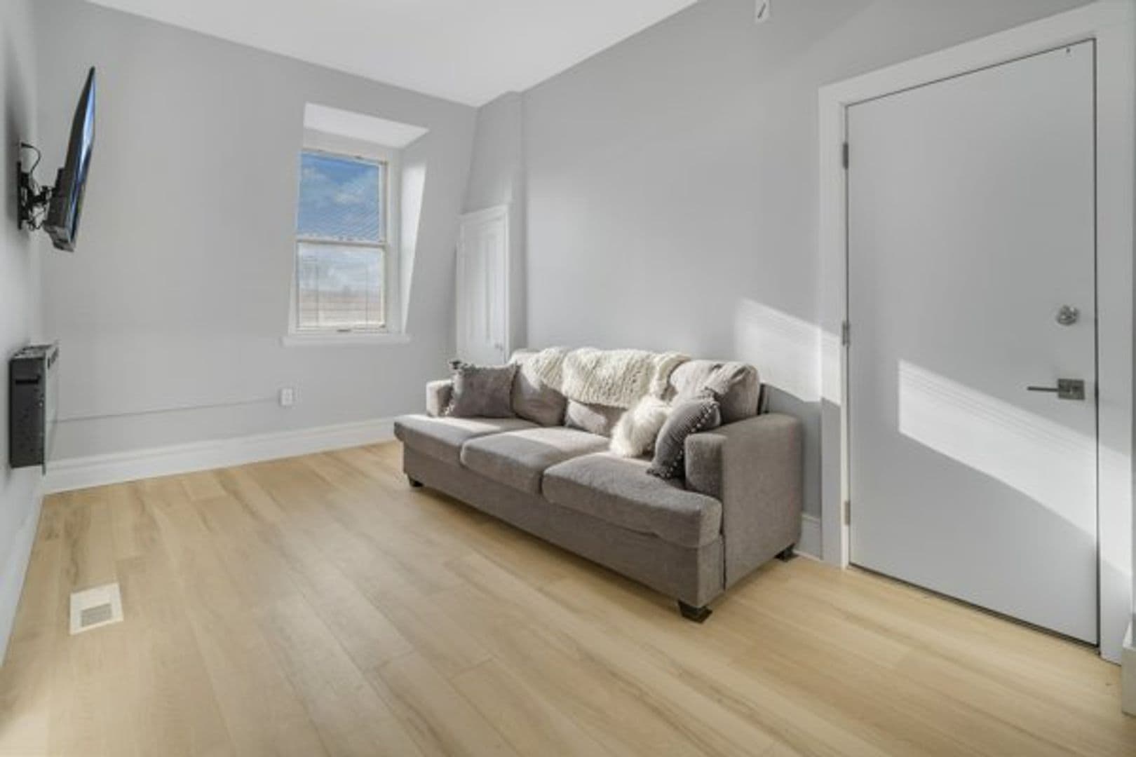 Ithaca Apartment: 702 E State St