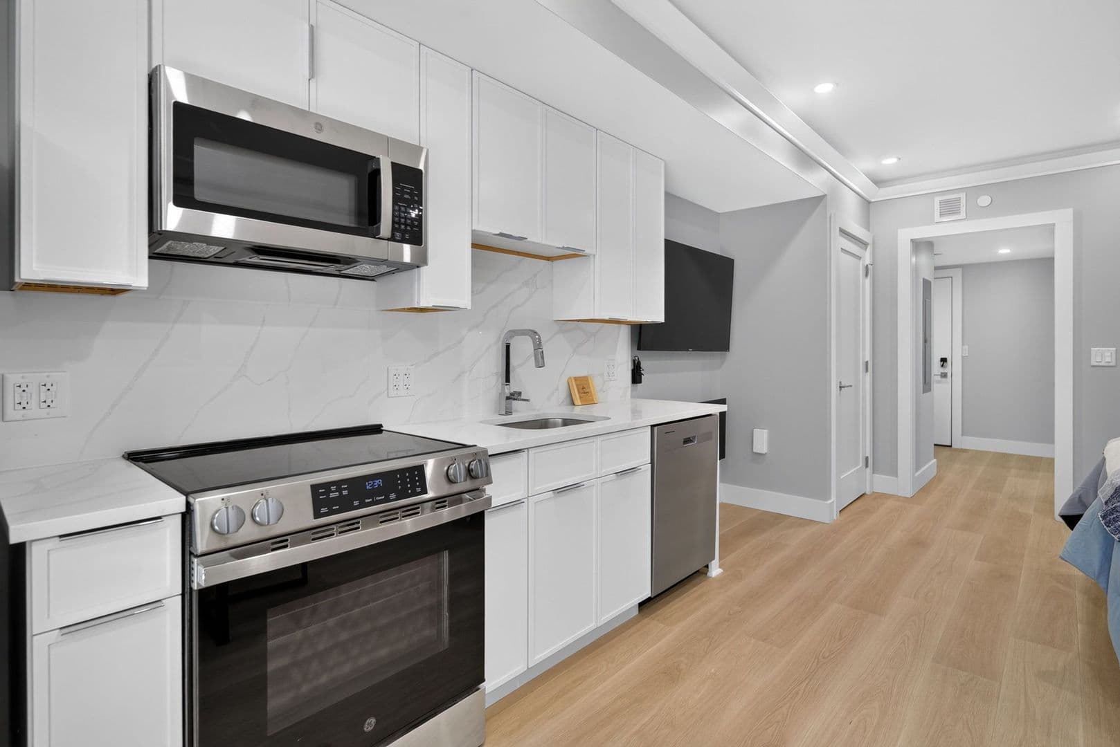 Ithaca Apartment: 201 Oak Avenue