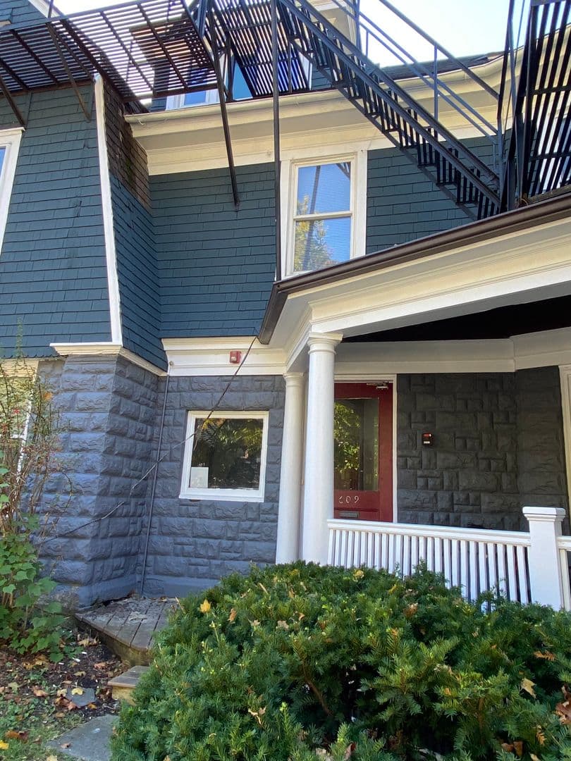 Ithaca Apartment: 609 E State St