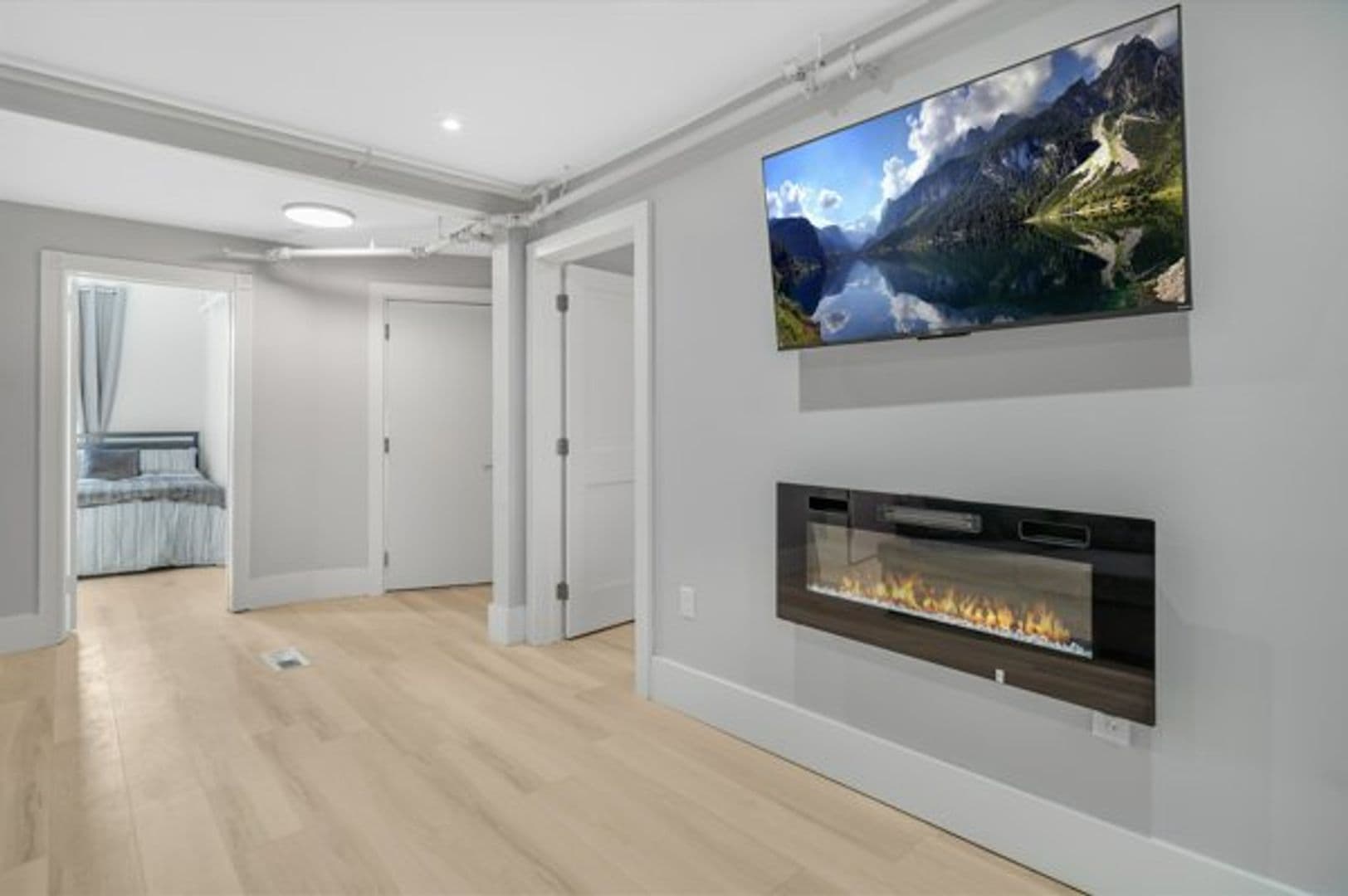 Ithaca Apartment: 702 E State St