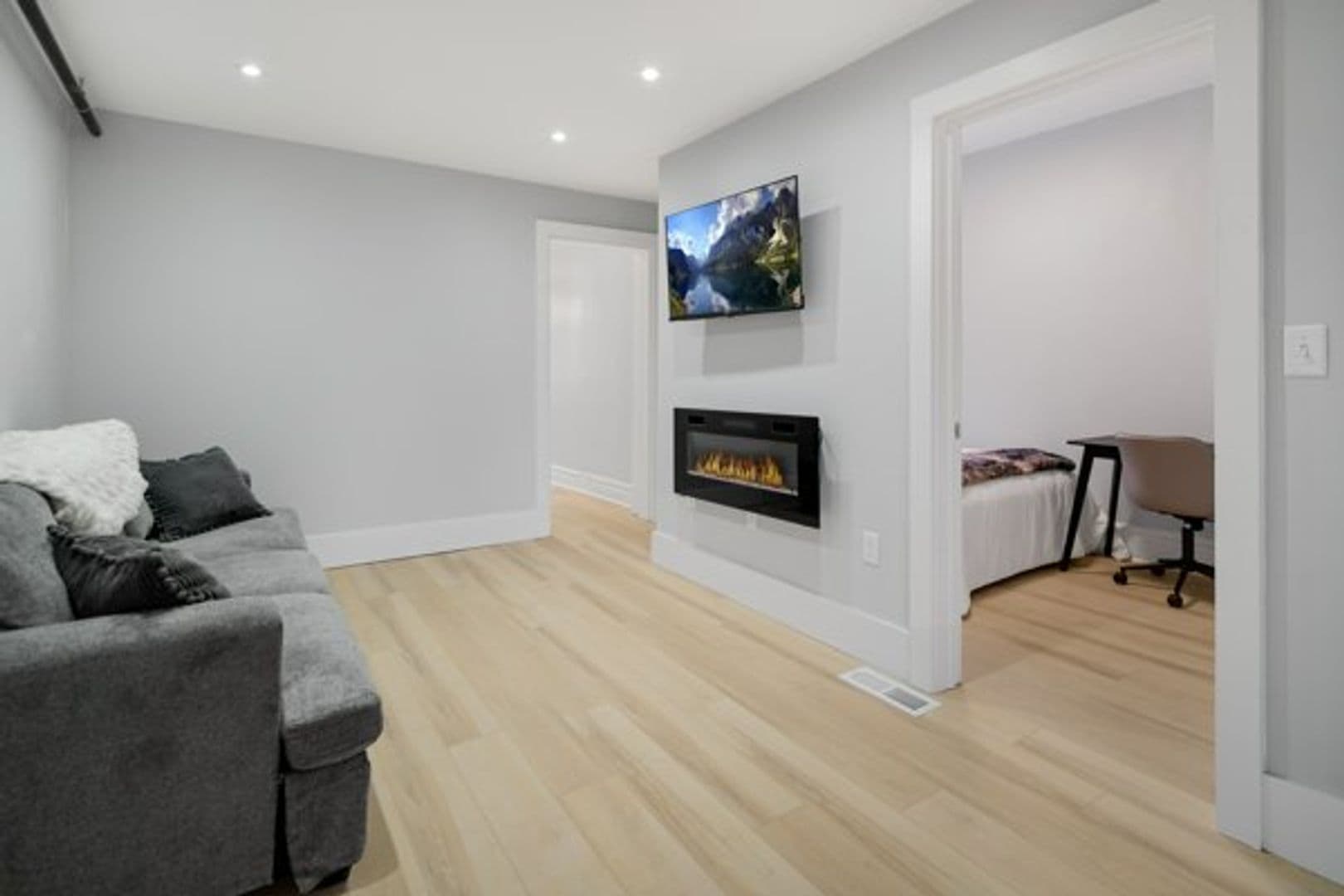 Ithaca Apartment: 702 E State St