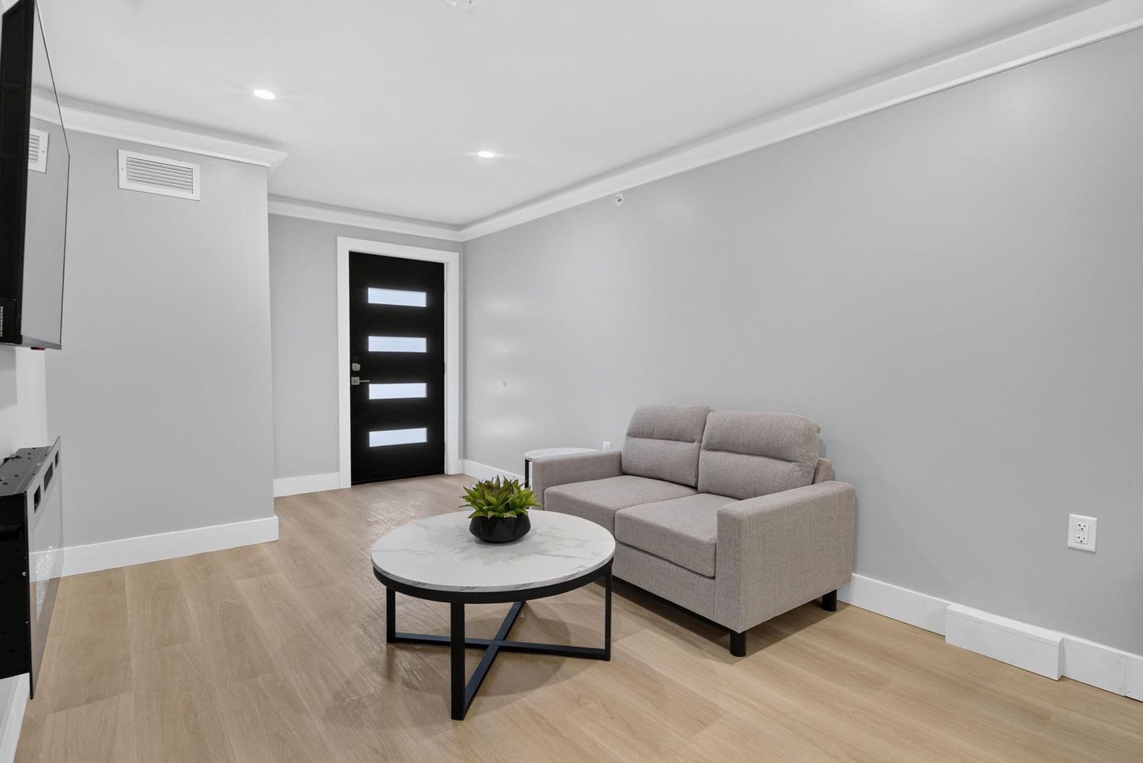 Ithaca Apartment: 201 Oak Avenue