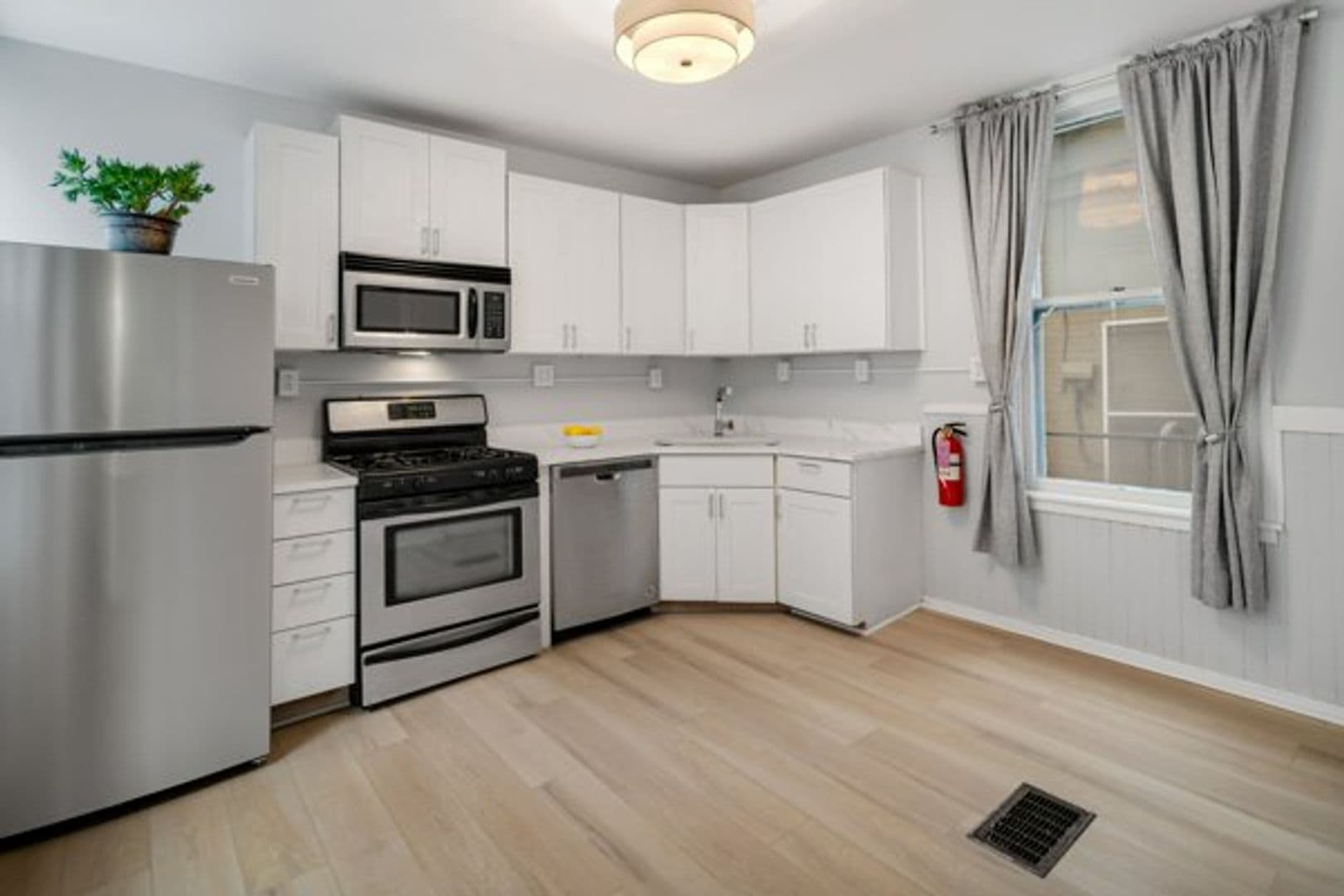 Ithaca Apartment: 702 E State St