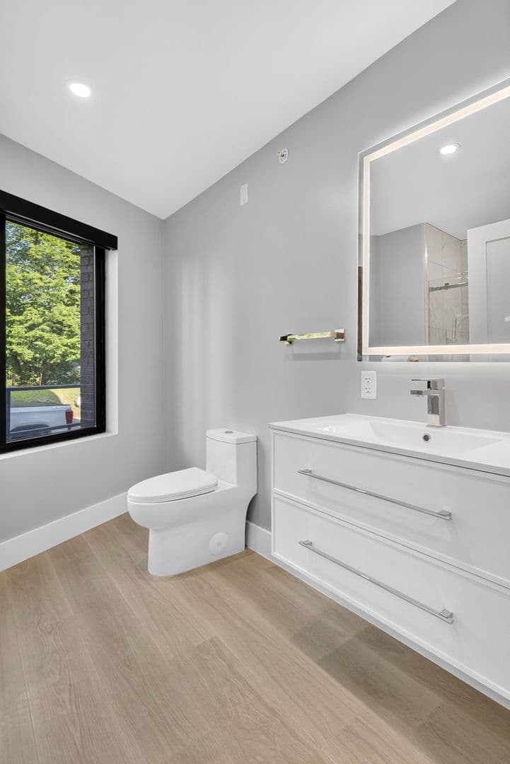 Ithaca Apartment: 201 Oak Avenue
