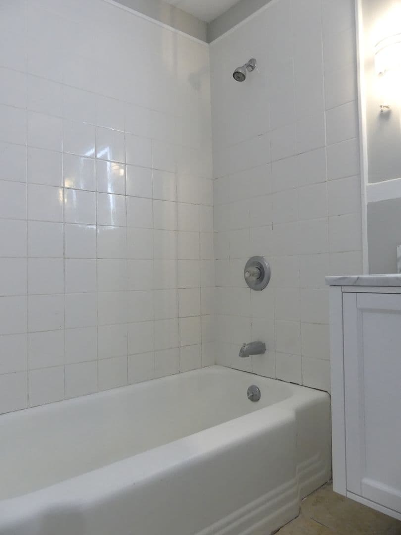Ithaca Apartment: 609 E State St