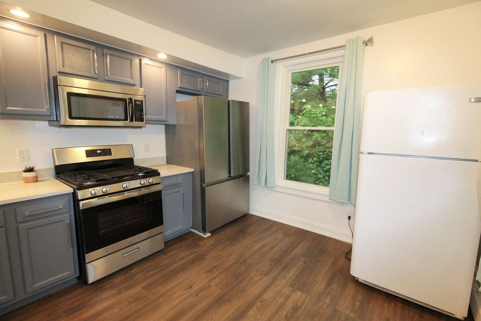 Ithaca Apartment: 522 Stewart Ave