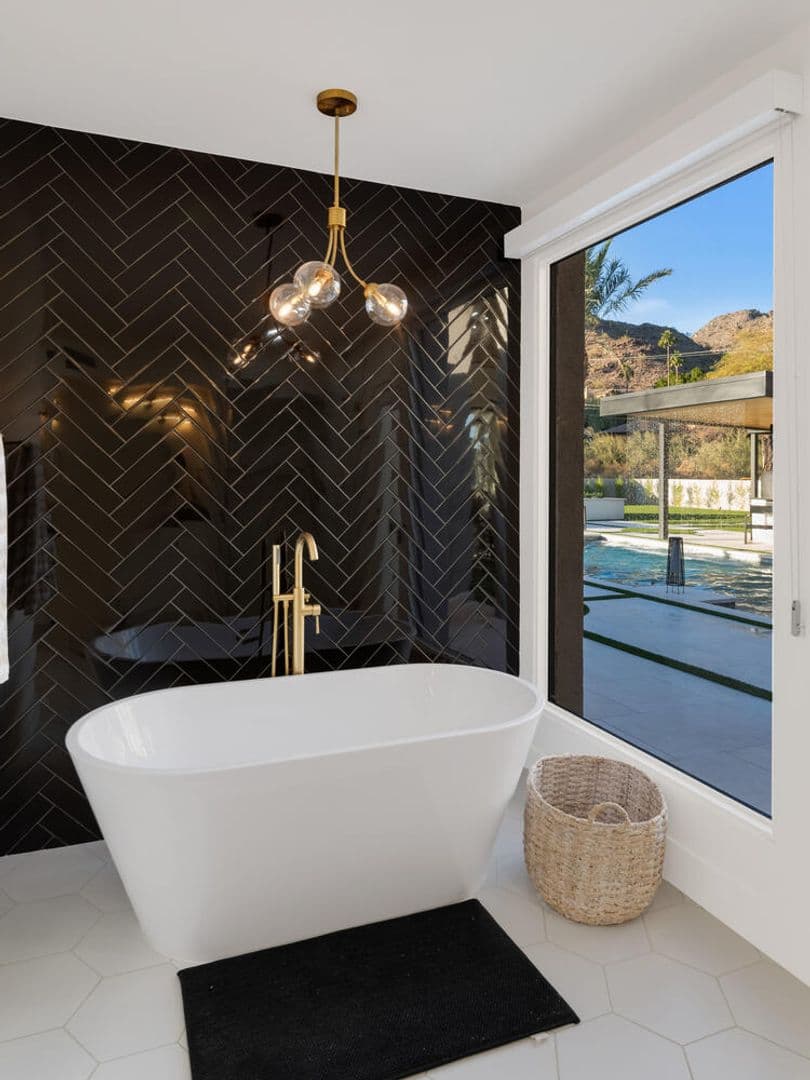 Paradise Valley House: 6664 N. 40th St