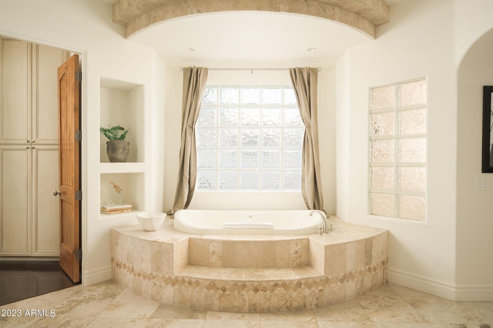 Paradise Valley House: 9215 N. Invergordon Rd