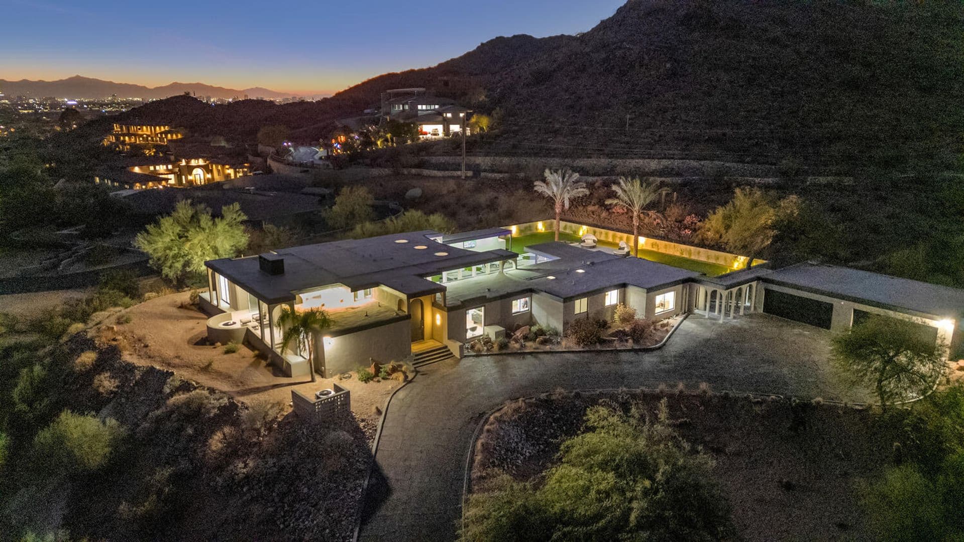 Paradise Valley House: 6664 N. 40th St