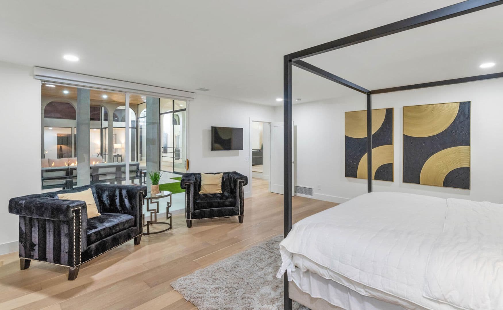 Paradise Valley House: 6664 N. 40th St