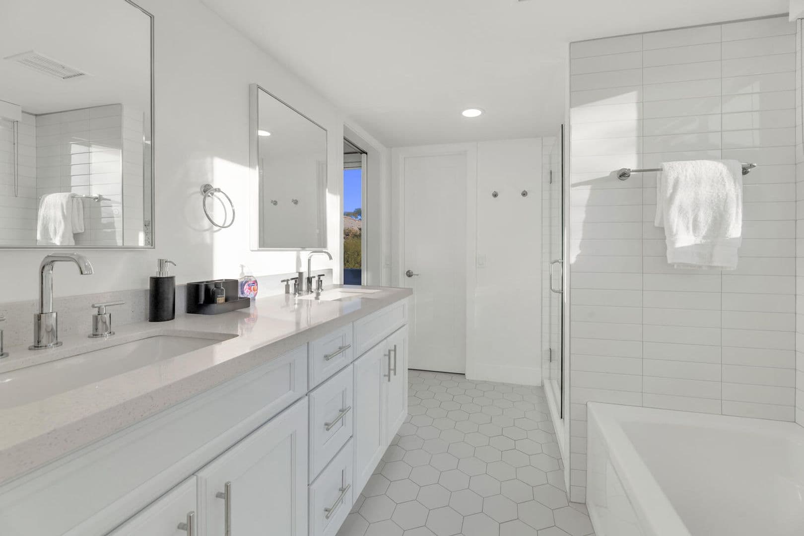 Paradise Valley House: 6664 N. 40th St