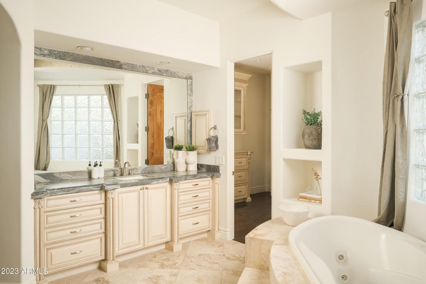 Paradise Valley House: 9215 N. Invergordon Rd