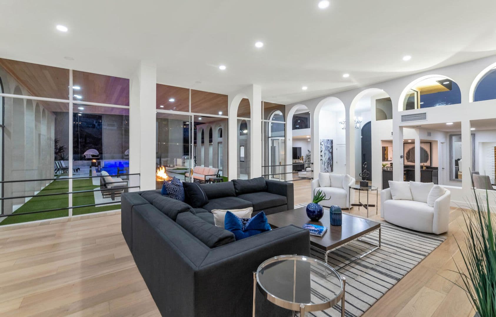Paradise Valley House: 6664 N. 40th St