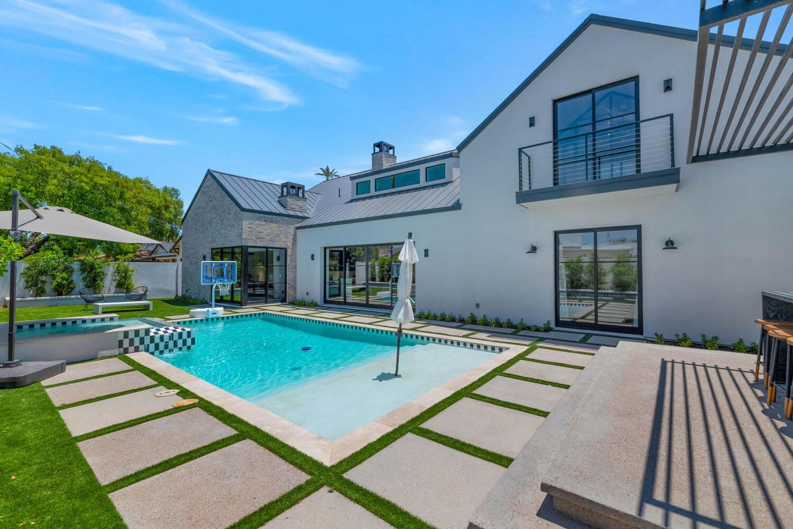 Phoenix House: 4216 E Hazelwood St
