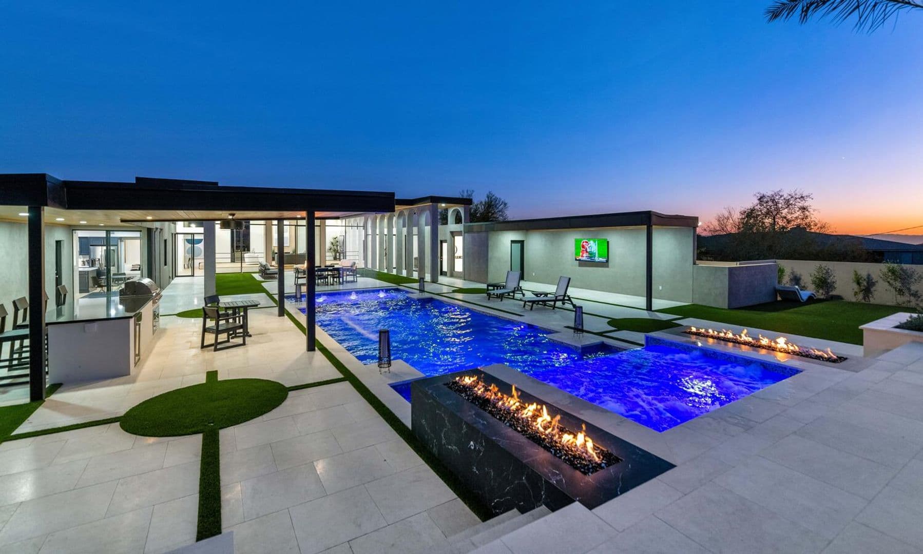 Paradise Valley House: 6664 N. 40th St