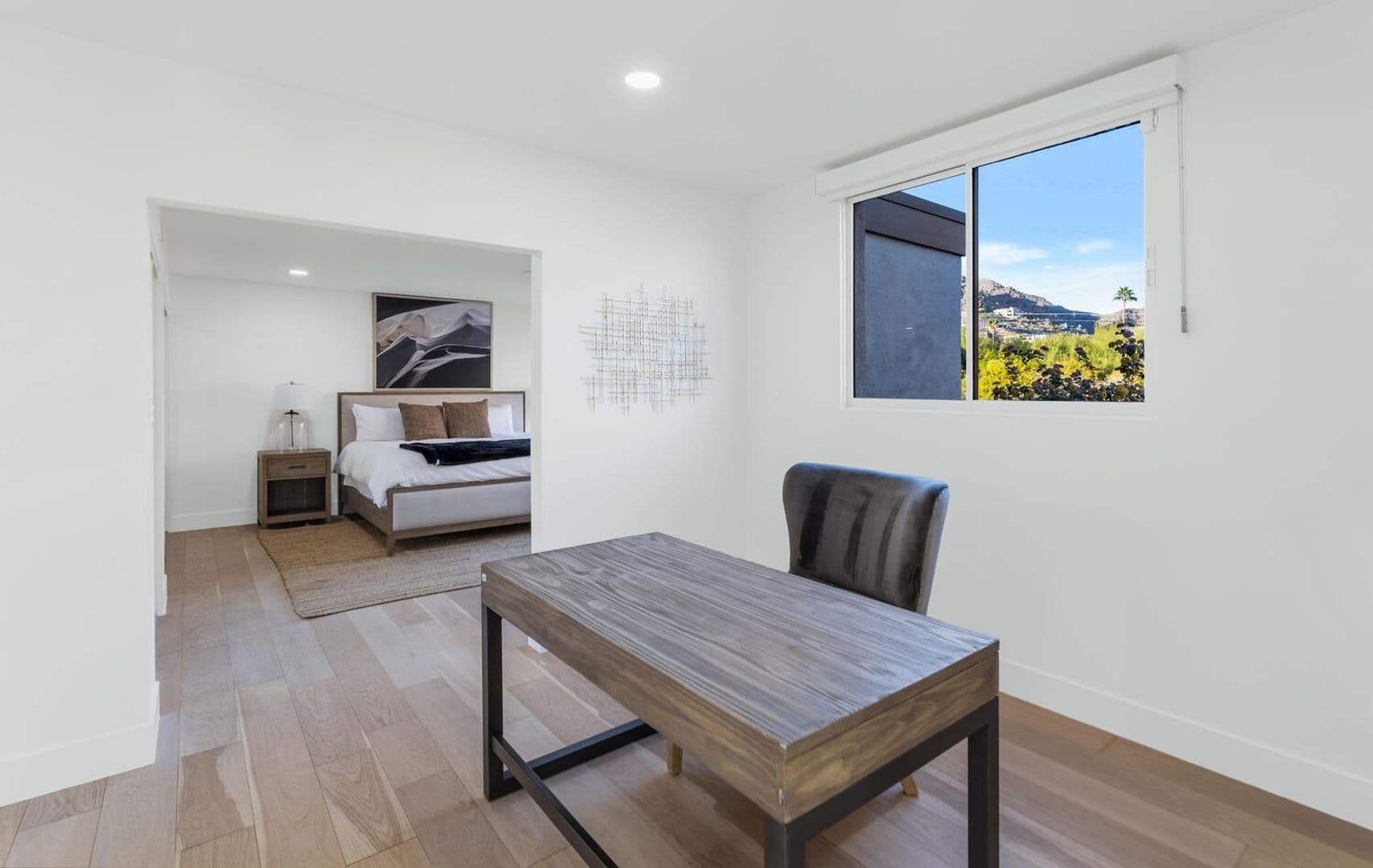 Paradise Valley House: 6664 N. 40th St