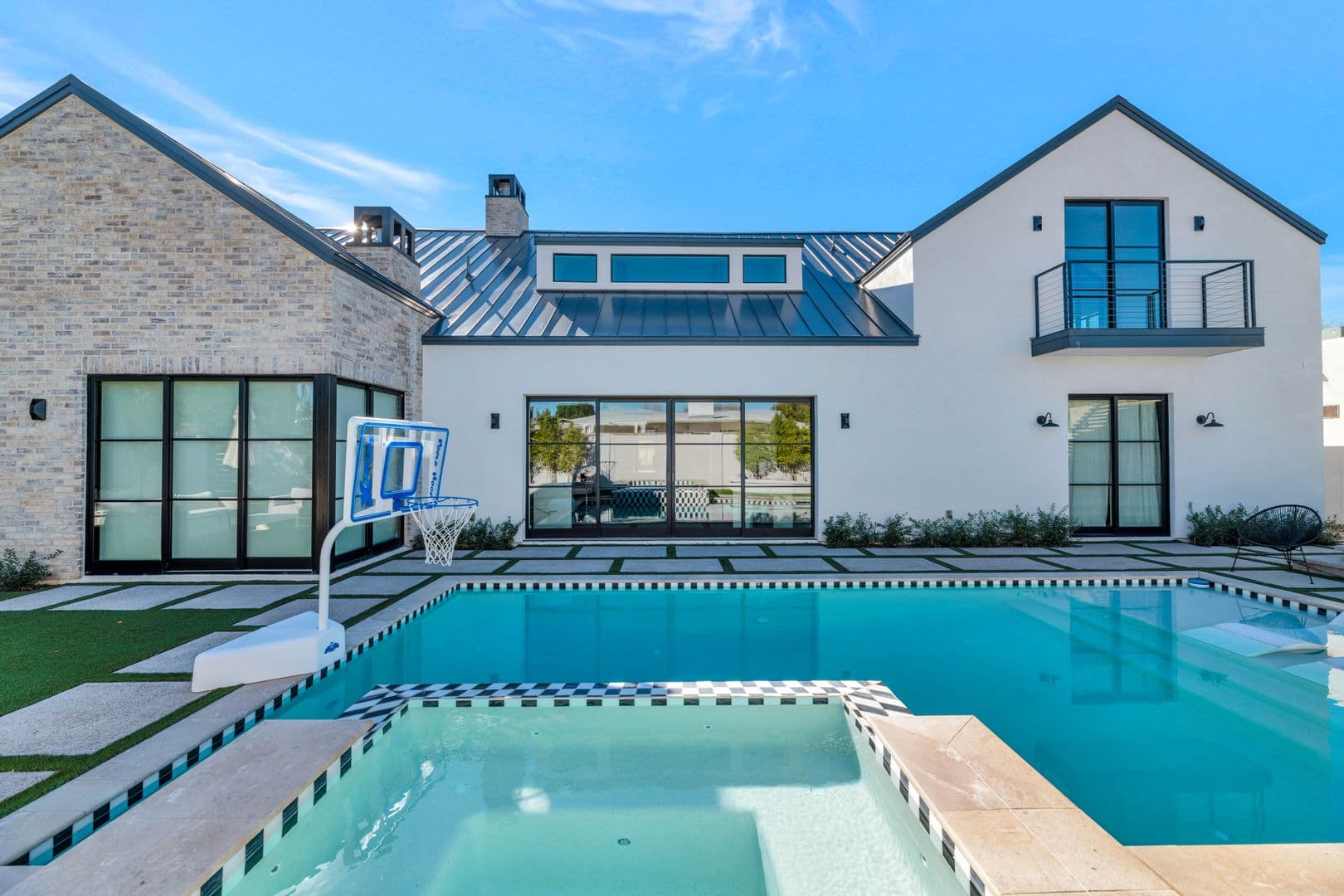 Phoenix House: 4216 E Hazelwood St
