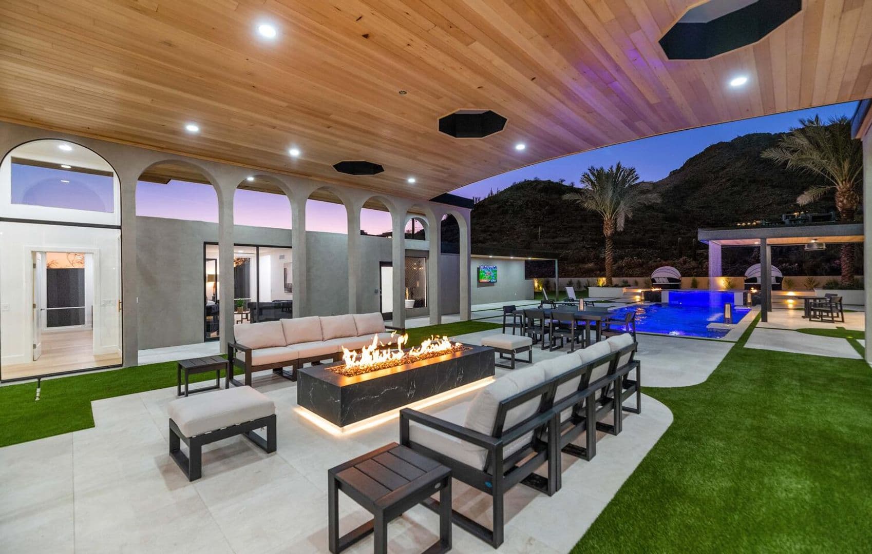 Paradise Valley House: 6664 N. 40th St