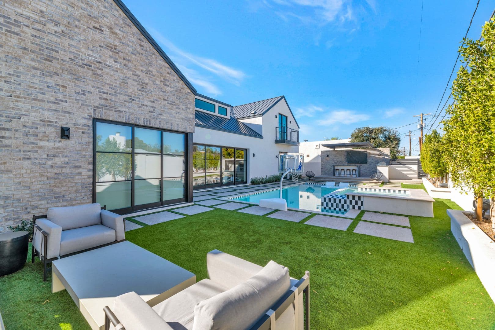 Phoenix House: 4216 E Hazelwood St