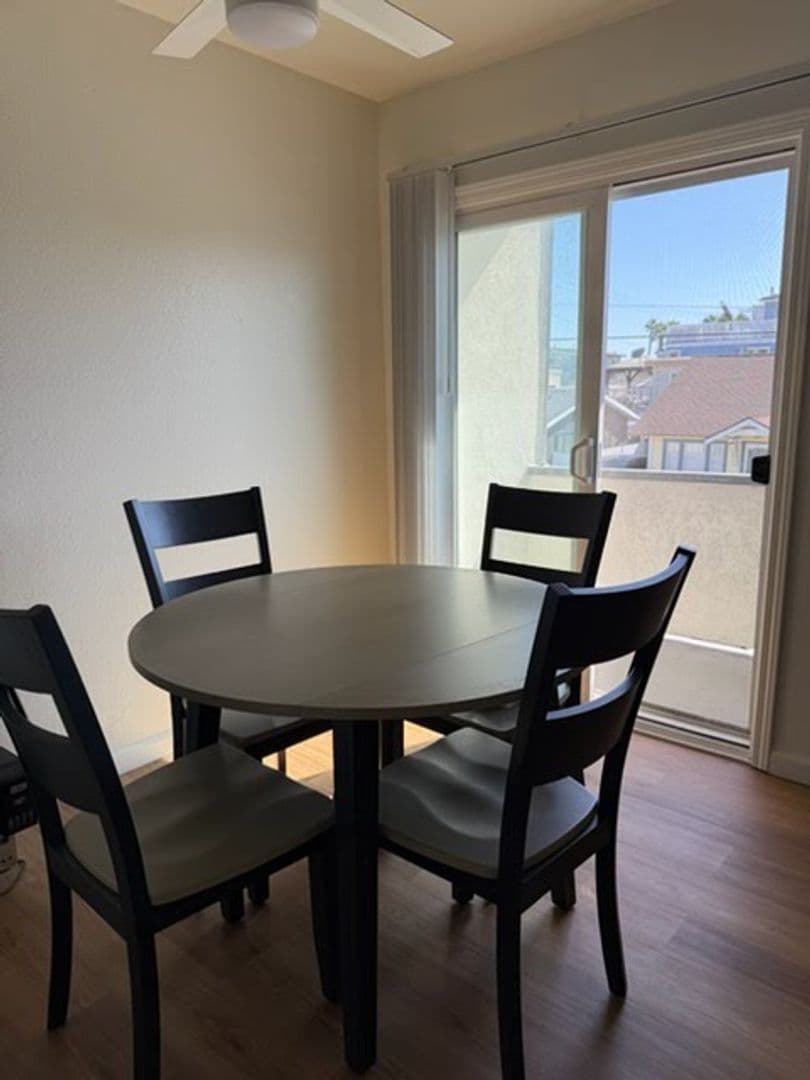 Huntington Beach Apartment: 302 8th St