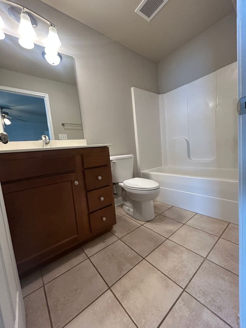 Bowling Green Apartment: 208 Moss Creek