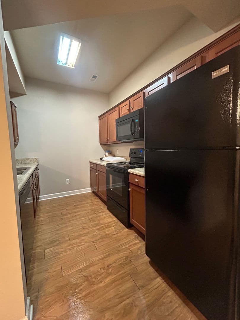 Bowling Green Apartment: 208 Moss Creek