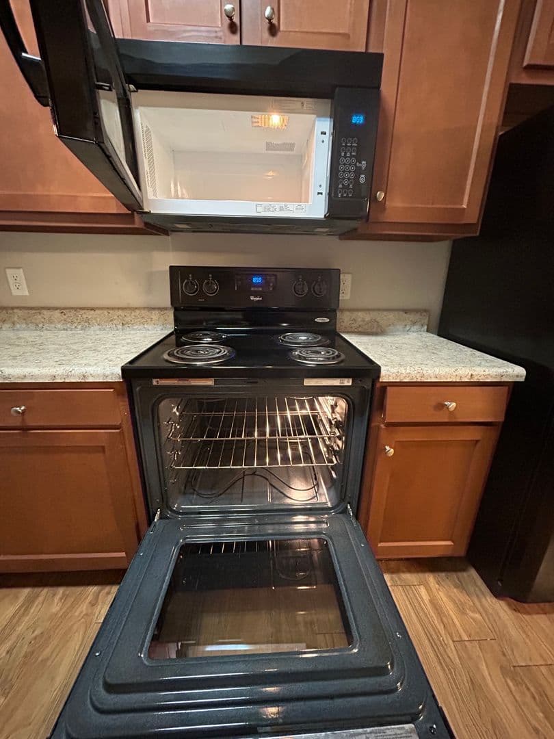 Bowling Green Apartment: 208 Moss Creek