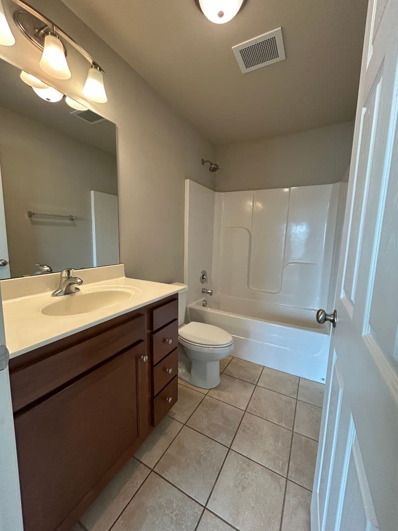 Bowling Green Apartment: 208 Moss Creek