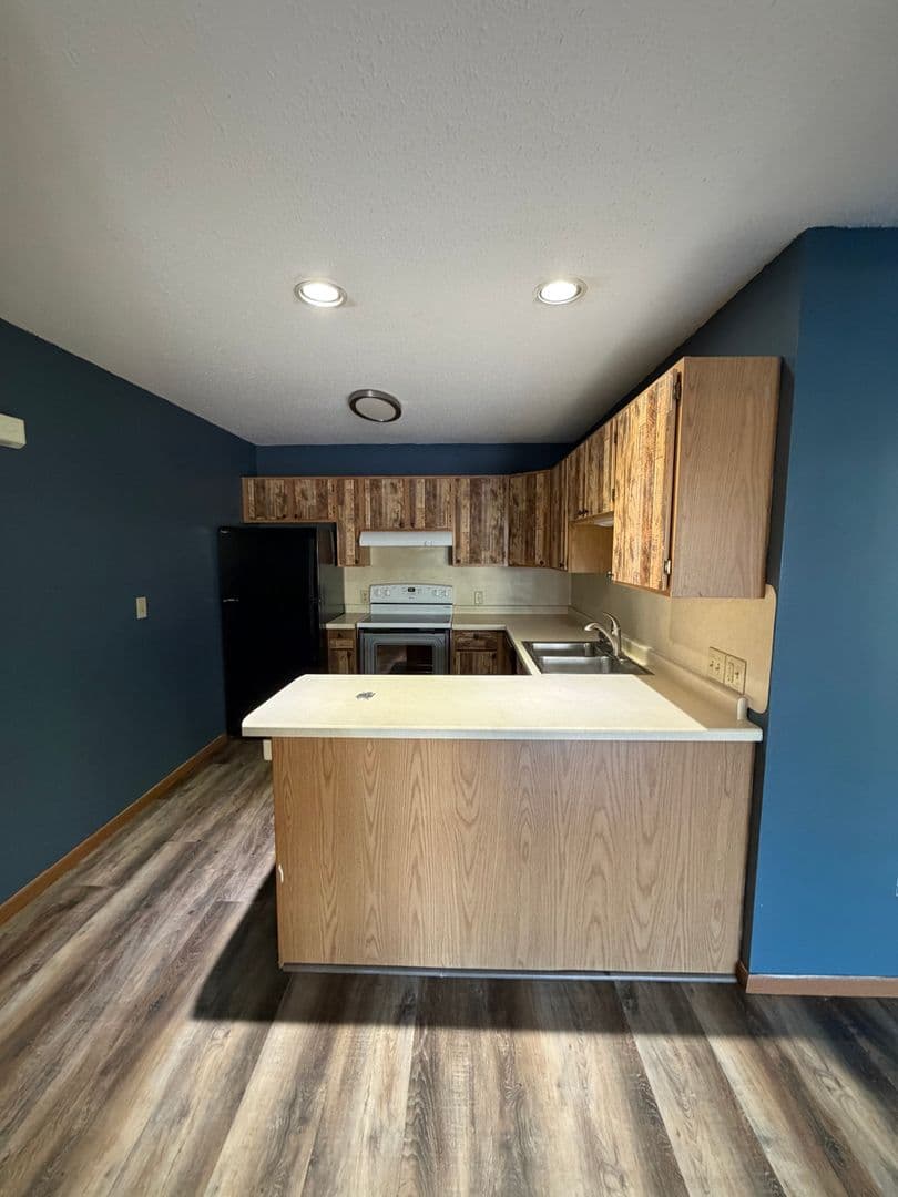 Woodville Apartment: 204 Oak Street