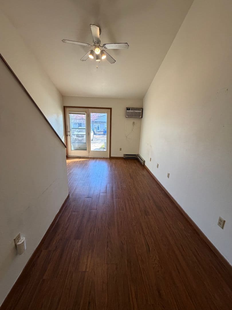 Woodville Apartment: 202 Oak Street