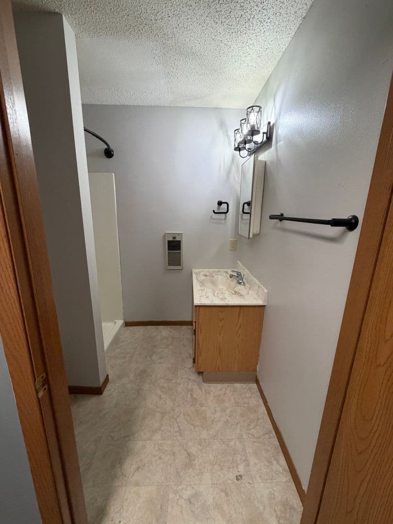 Woodville Apartment: 204 Oak Street