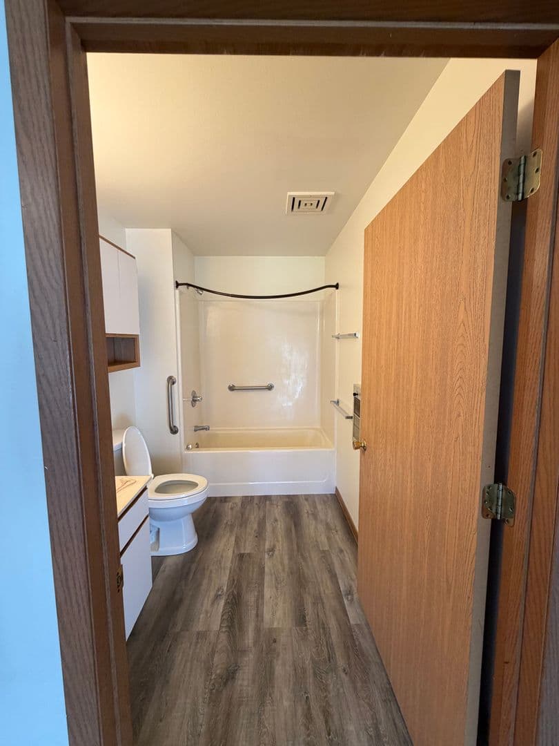 Woodville Apartment: 200 Oak Street