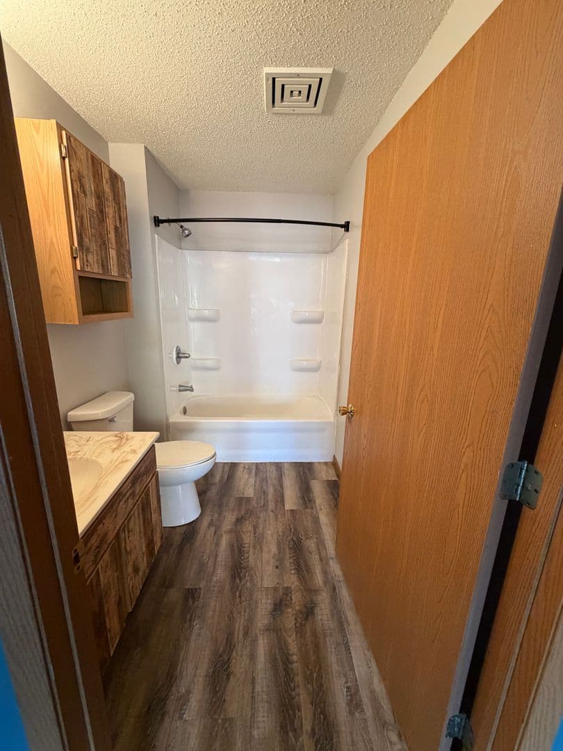 Woodville Apartment: 204 Oak Street