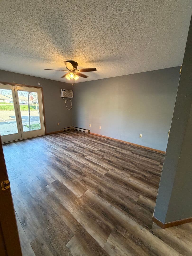 Woodville Apartment: 204 Oak Street