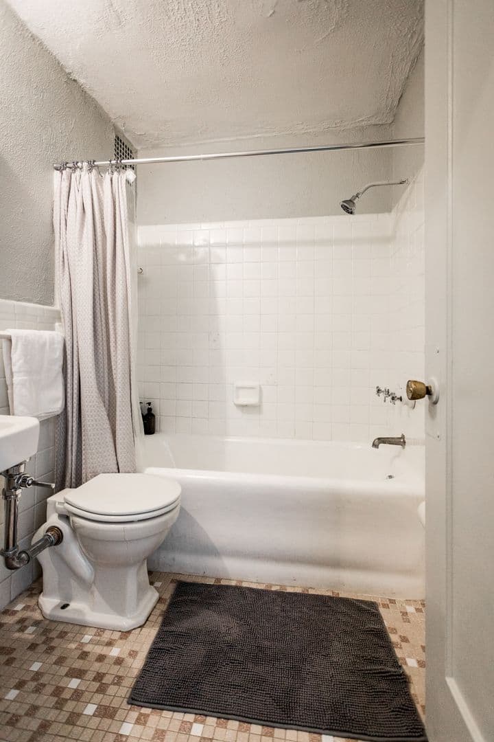 Detroit Apartment: 5440 Cass Ave