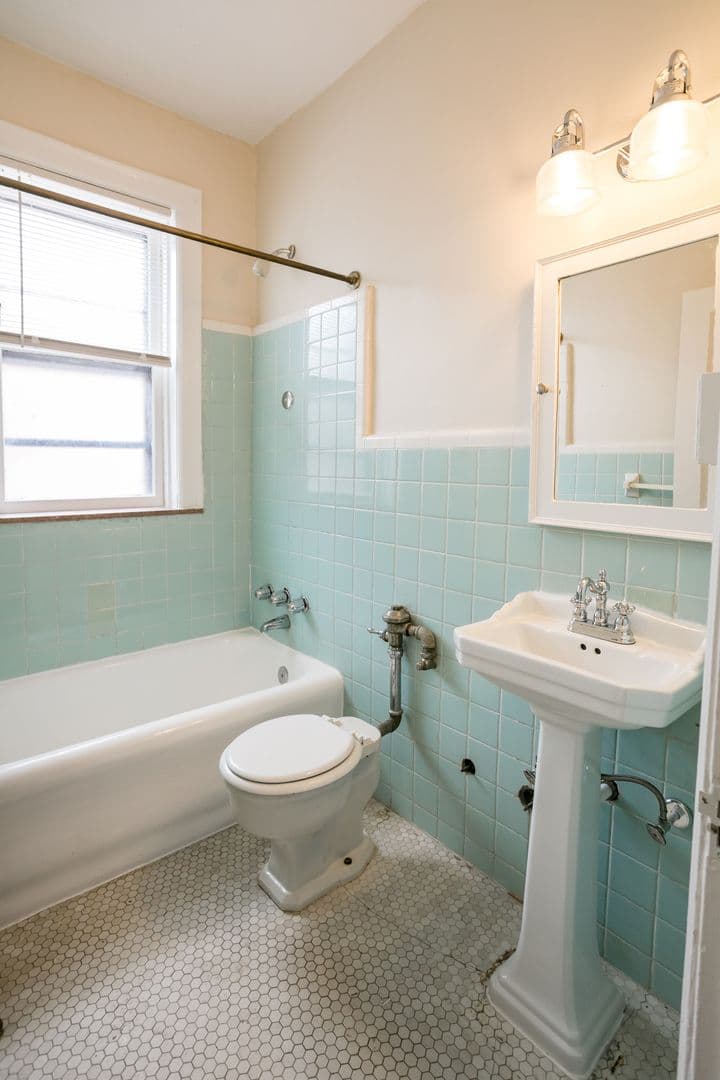 Detroit Apartment: 127 Seward Ave