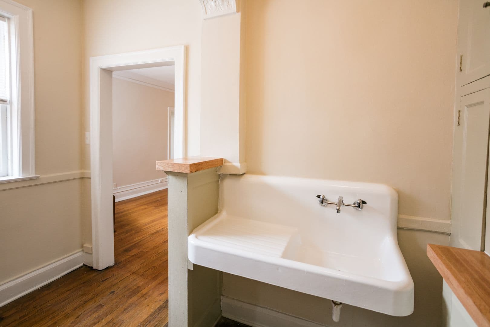 Detroit Apartment: 127 Seward Ave