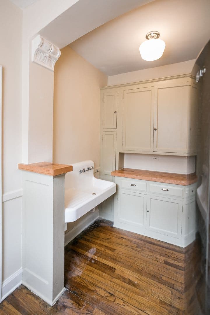 Detroit Apartment: 127 Seward Ave