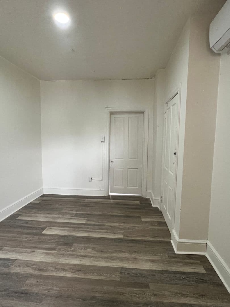 York Apartment: 574 W Princess St