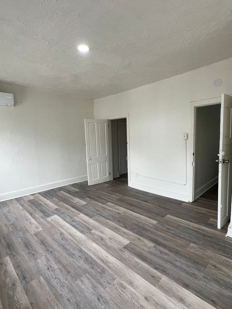 York Apartment: 574 W Princess St