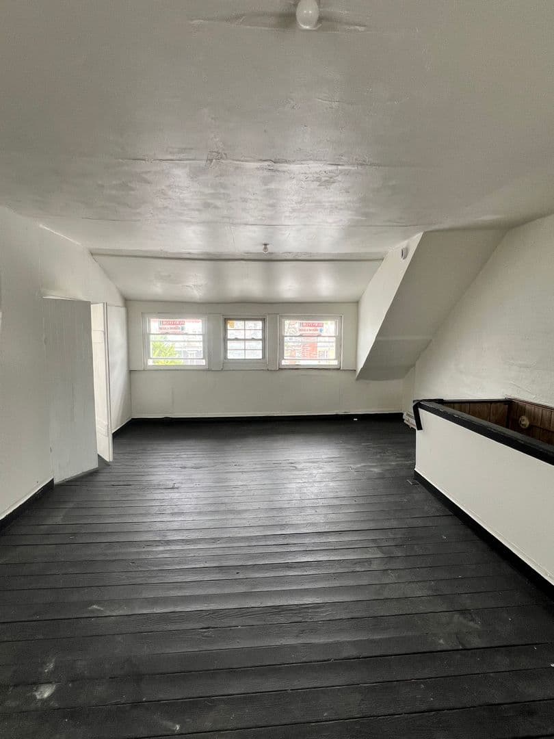 York Apartment: 574 W Princess St