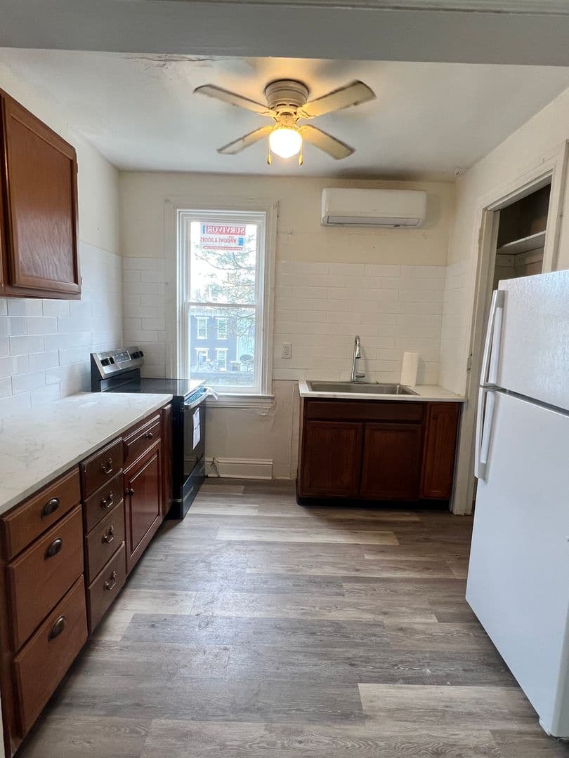 York Apartment: 574 W Princess St
