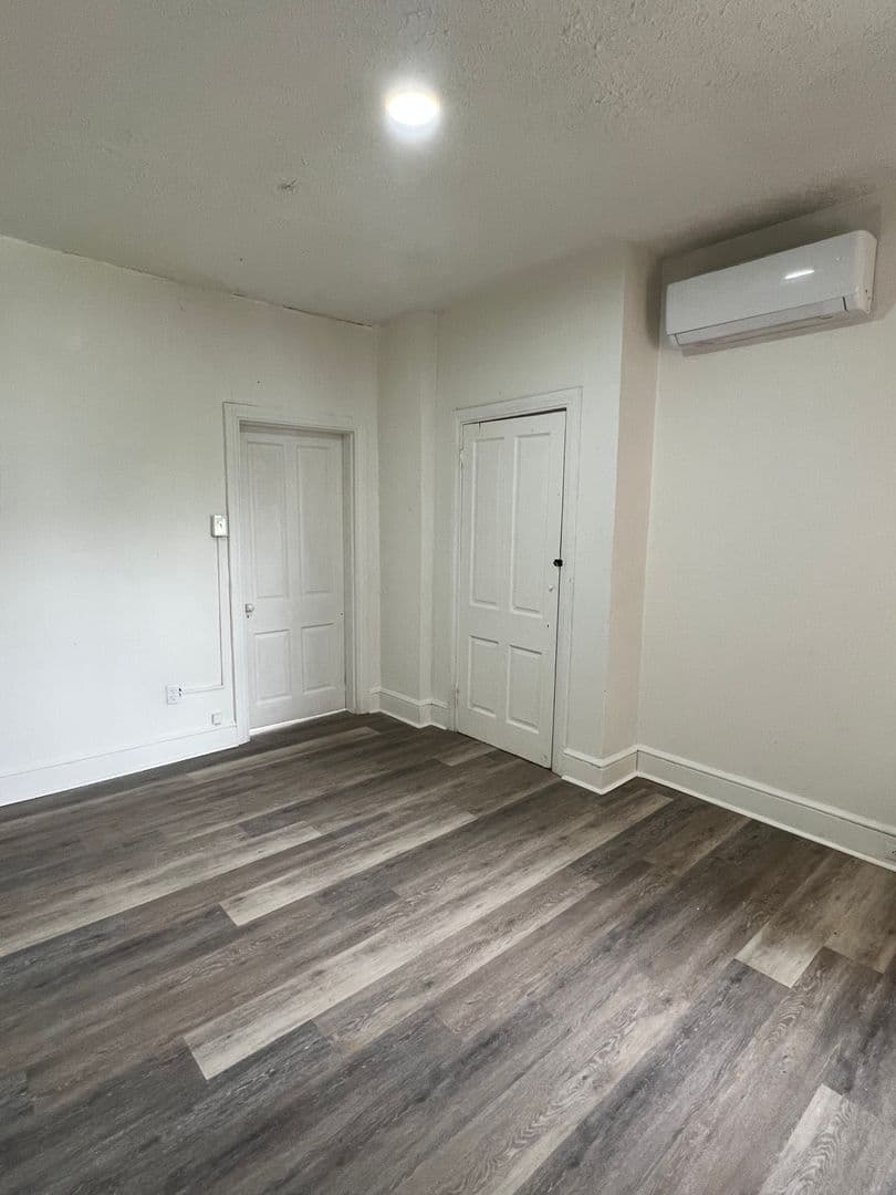 York Apartment: 574 W Princess St