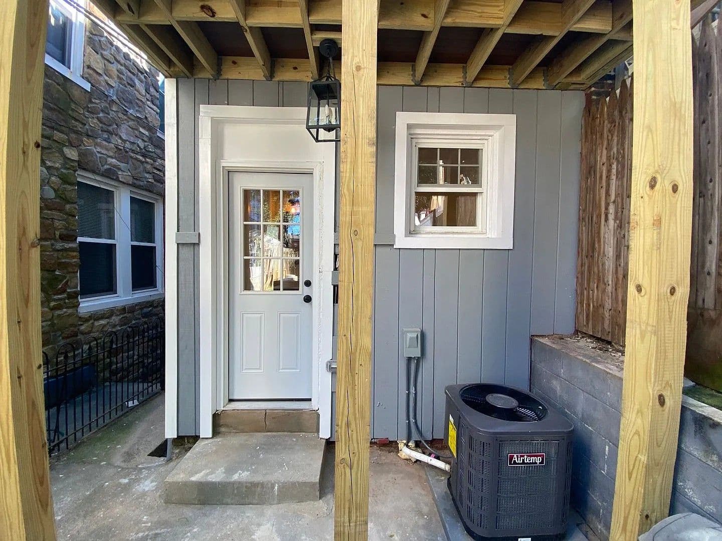 Lancaster House: 445 Manor St