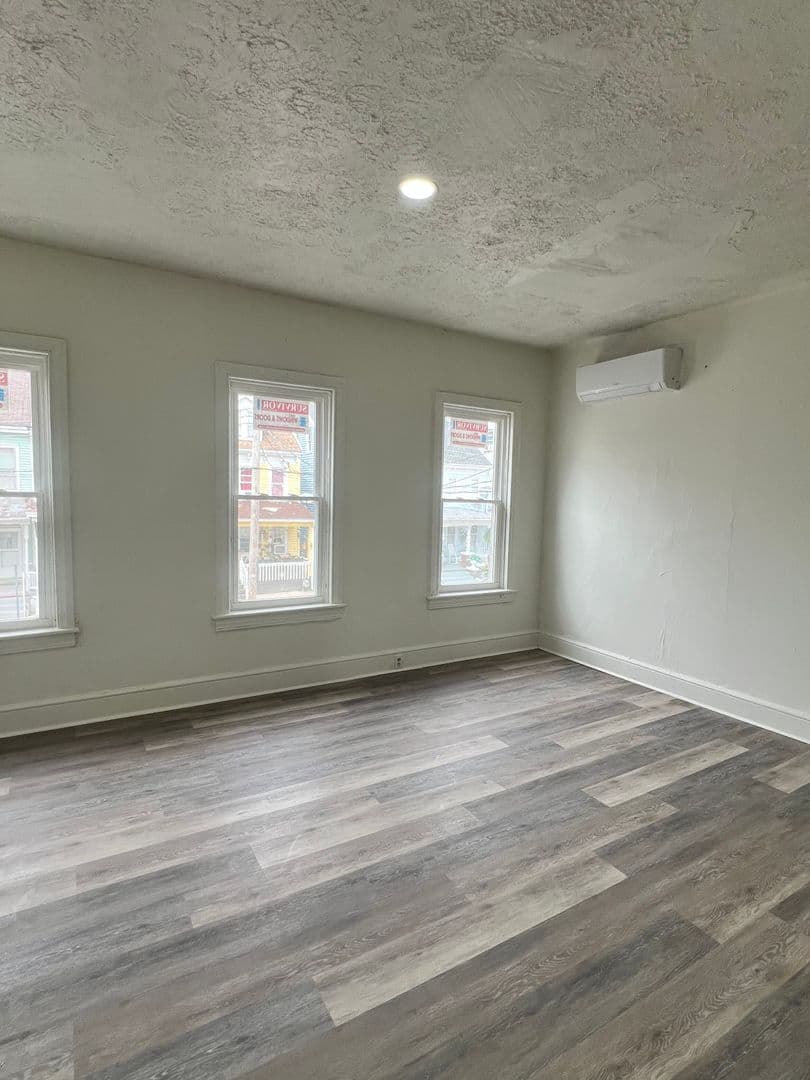 York Apartment: 574 W Princess St