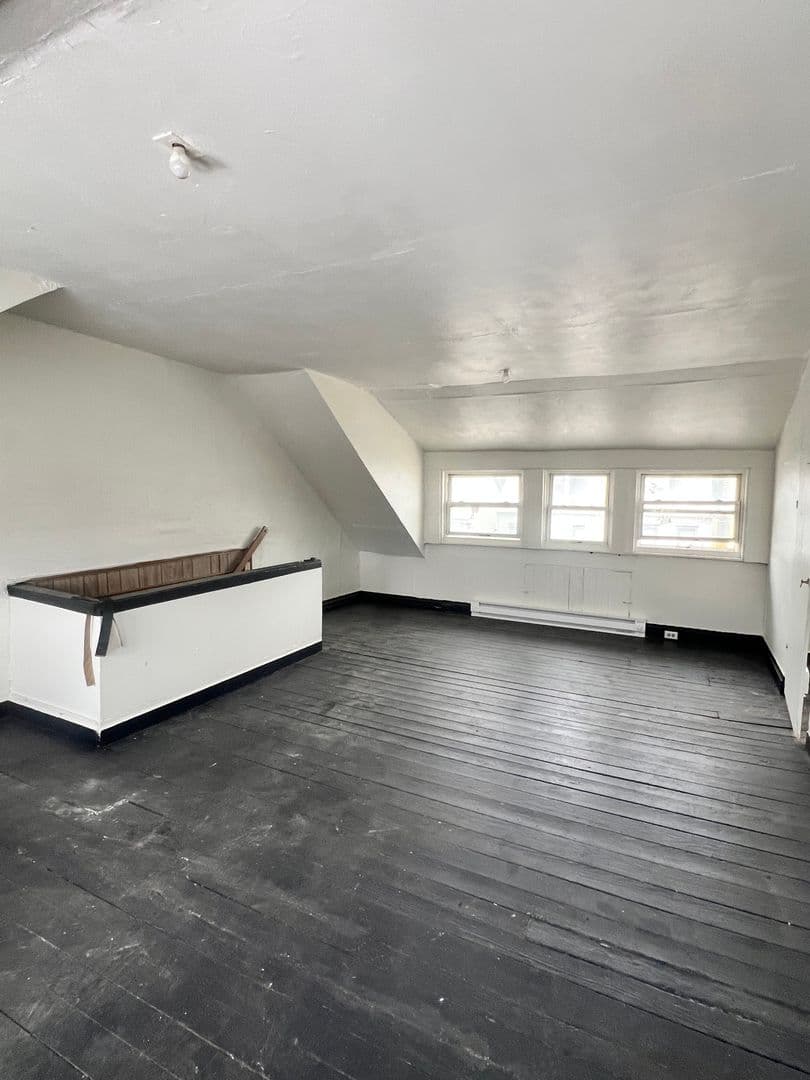 York Apartment: 574 W Princess St
