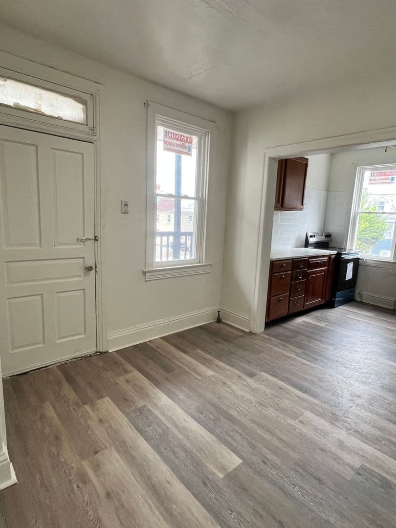York Apartment: 574 W Princess St