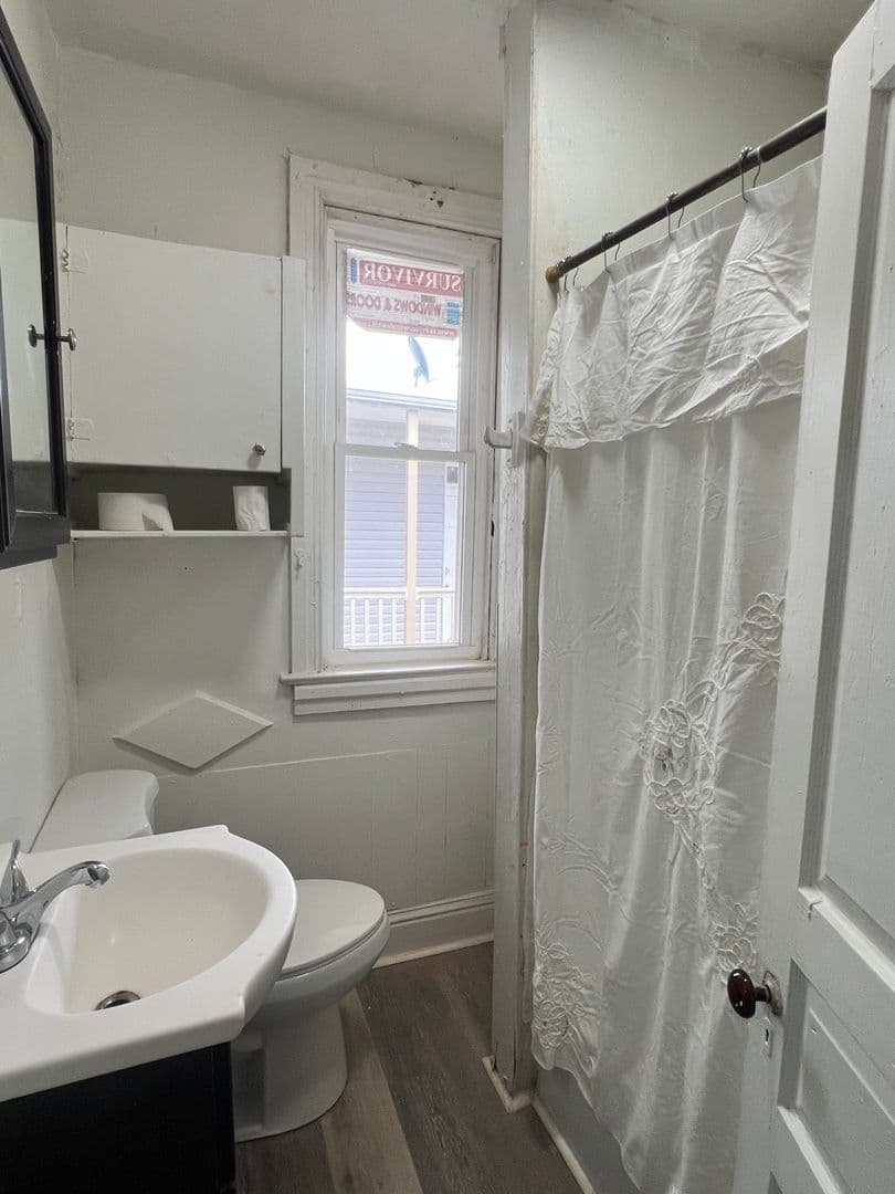 York Apartment: 574 W Princess St