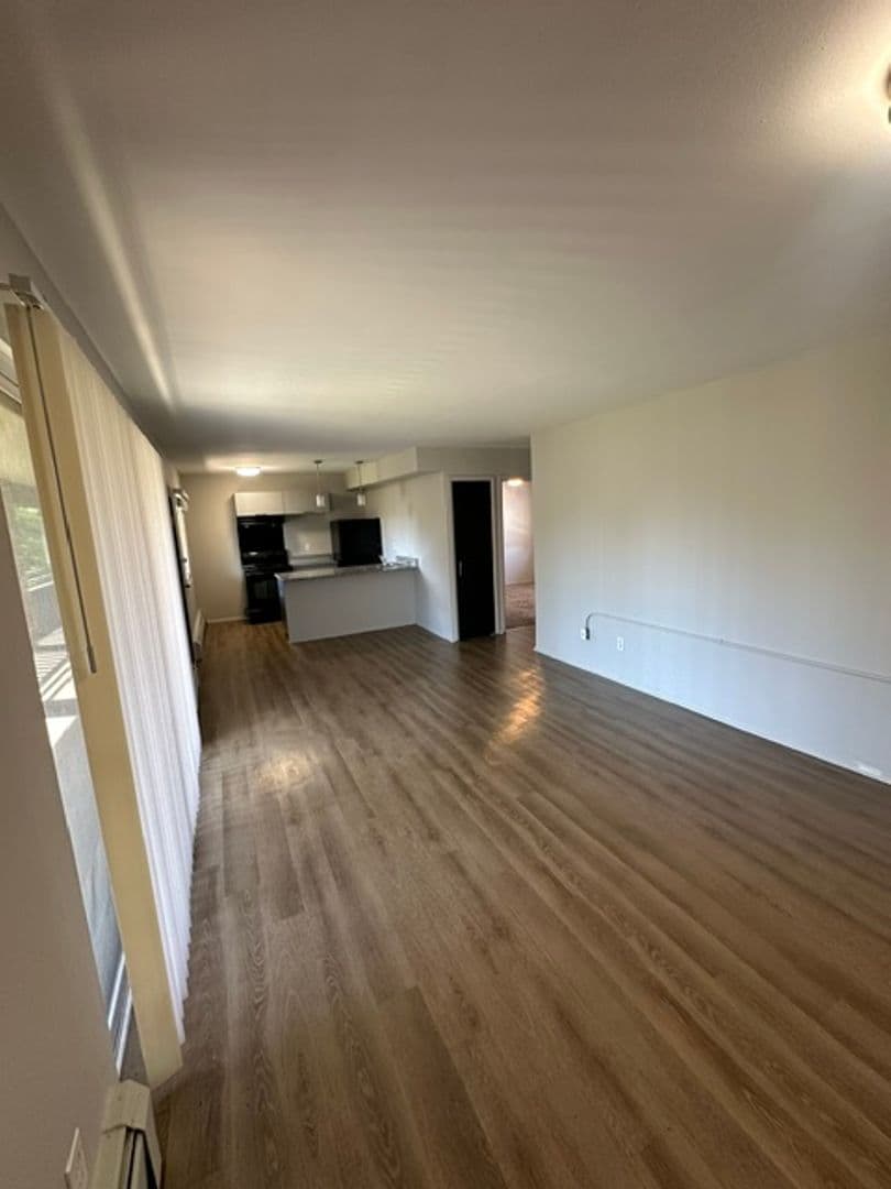 Royal Oak Apartment: 1923 Crooks Rd